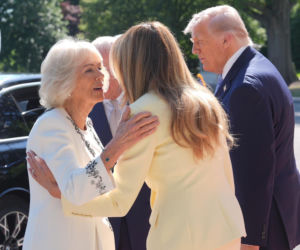 Król Karol i królowa Kamila u Trumpów. Melania dała im herbatę, a potem pokazała pasiekę w kształcie Białego Domu