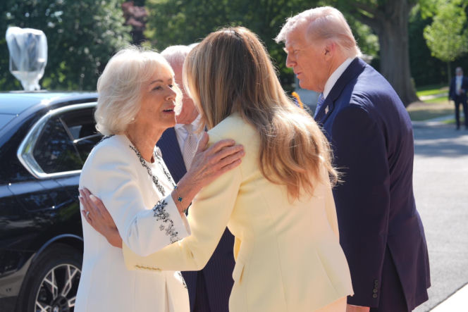 Król Karol i królowa Kamila u Trumpów. Melania dała im herbatę, a potem pokazała pasiekę w kształcie Białego Domu