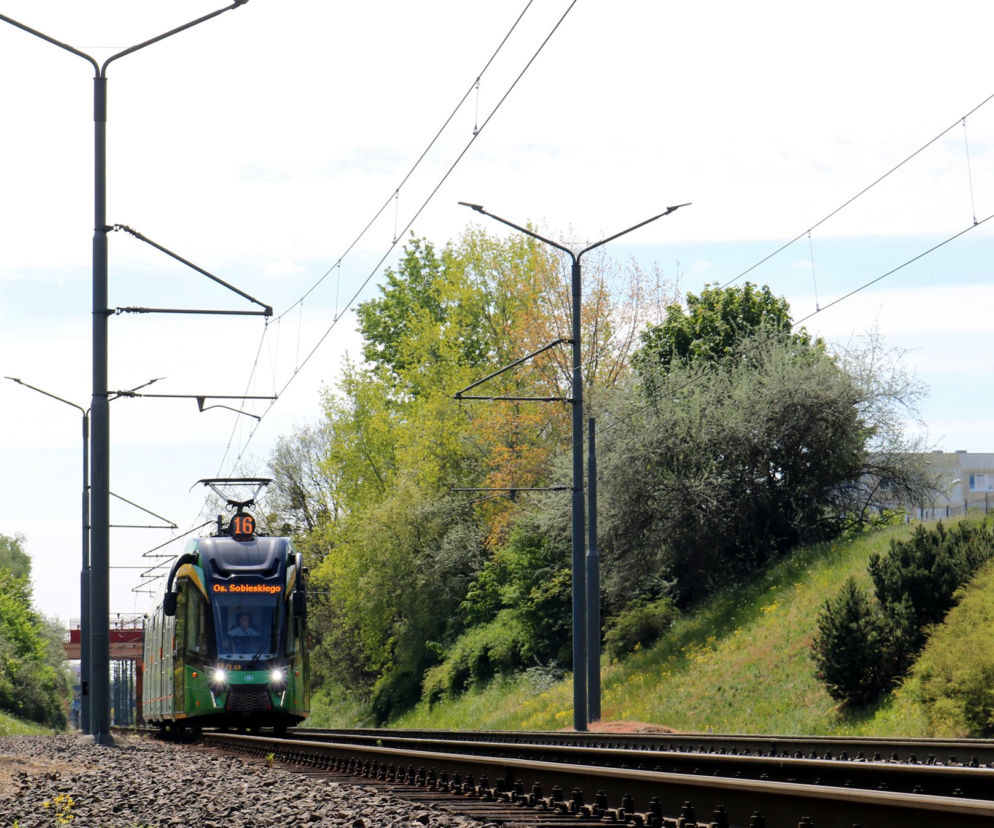 Tramwaj nr 16 na linii PST