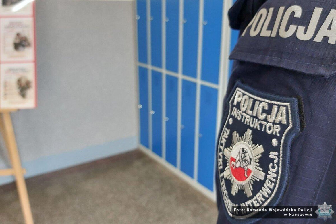 Policjanci patrolują szkoły