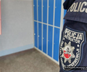 Policjanci patrolują szkoły