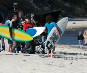 Maciej Musiał nad morzem z deską