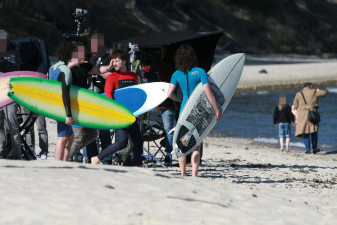 Maciej Musiał nad morzem z deską