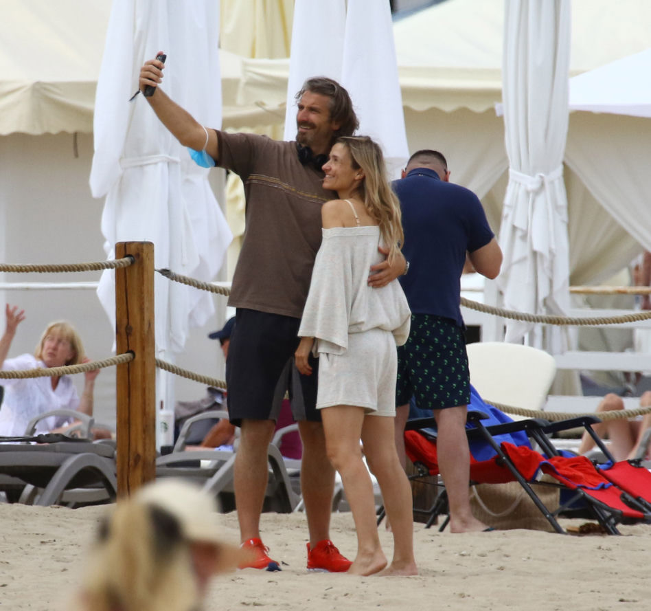 Koroniewska z Dowborem całują się na plaży