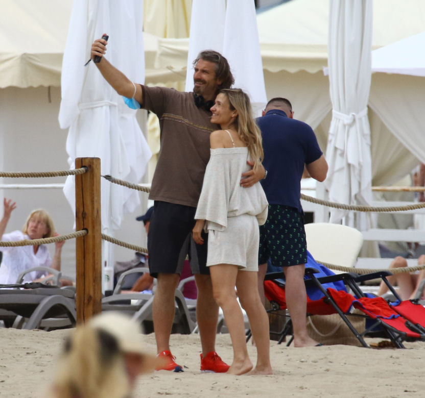 Koroniewska z Dowborem całują się na plaży