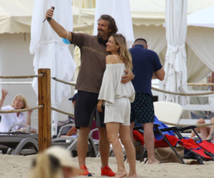 Koroniewska z Dowborem całują się na plaży