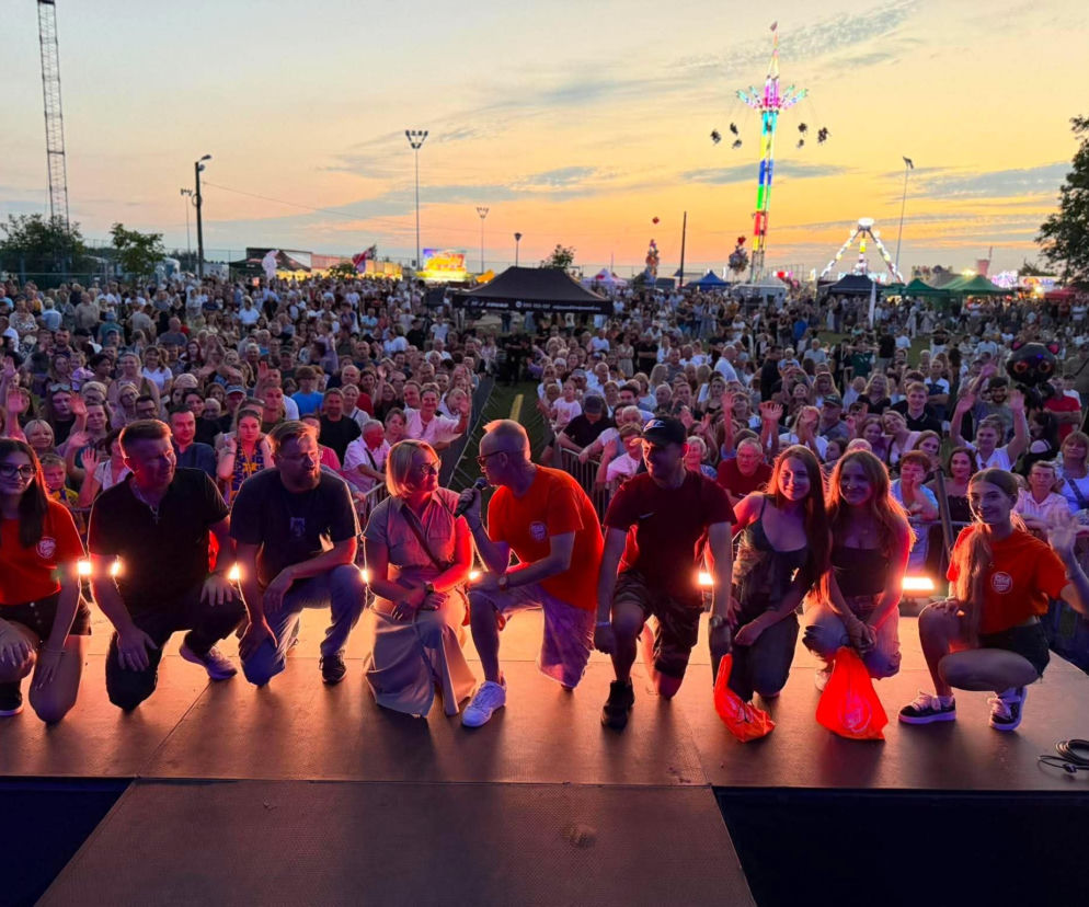 Grupa osób na scenie przed tłumem uczestników 26. Dni Pawłowa. O zabawie z Radiem ESKA przeczytasz na Eska Starachowice.