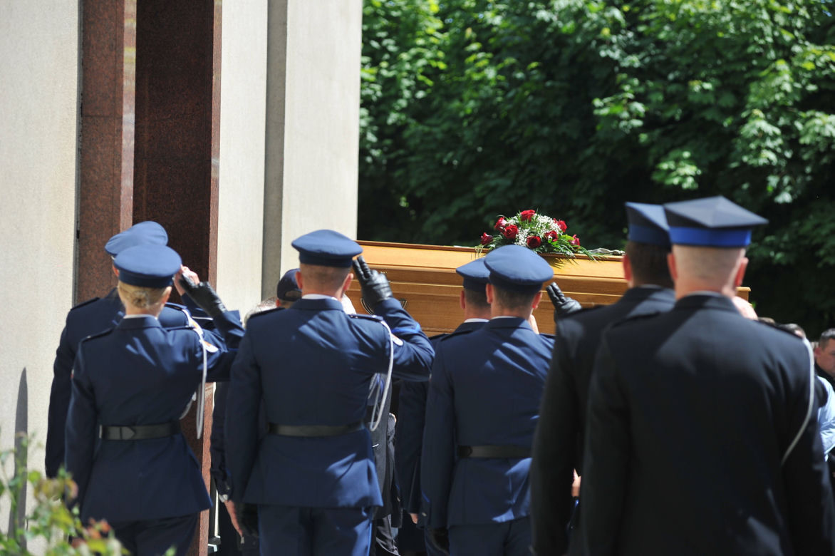 Srebrny orzeł prowadził Arka w ostatniej drodze. Poruszający gest policjantów i strażaków