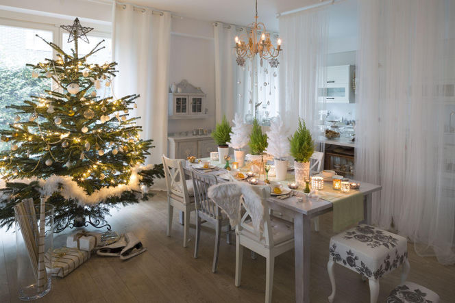 Świąteczne choinki w bieli