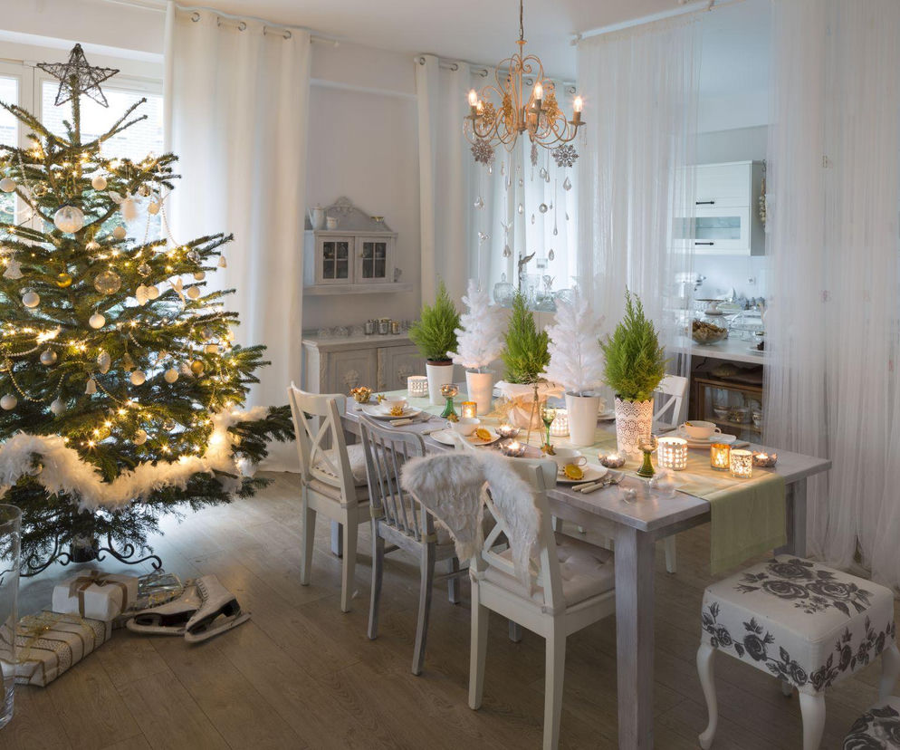 Świąteczne choinki w bieli