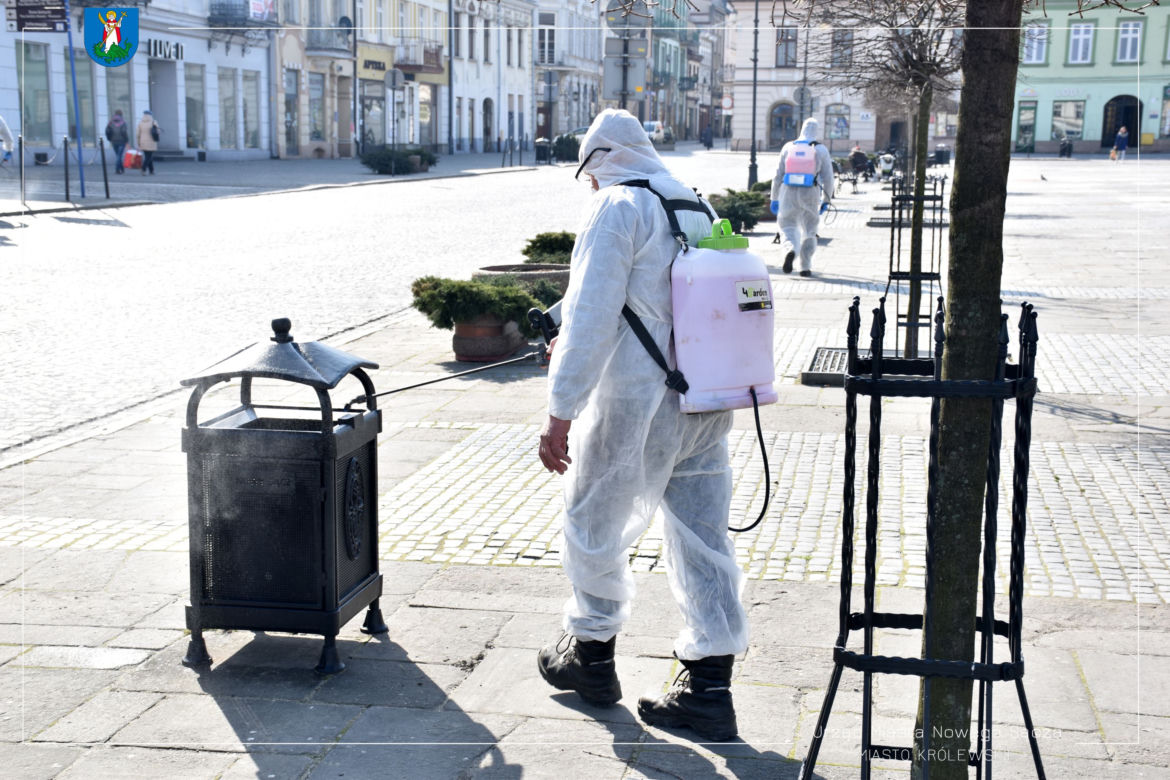 Białe kombinezony i Virkon. Tak w Nowym Sączu walczą z epidemią koronawirusa! 