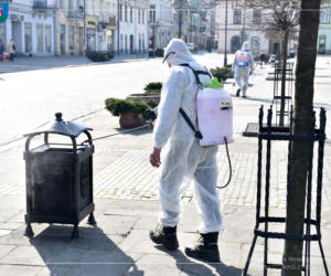 Białe kombinezony i Virkon. Tak w Nowym Sączu walczą z epidemią koronawirusa! 