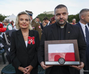 Prezydent RP Karol Nawrocki i pierwsza dama Marta Nawrocka podczas polowej mszy świętej na Polskim Cmentarzu Wojennym pod Monte Cassino
