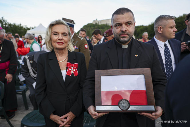 Prezydent RP Karol Nawrocki i pierwsza dama Marta Nawrocka podczas polowej mszy świętej na Polskim Cmentarzu Wojennym pod Monte Cassino