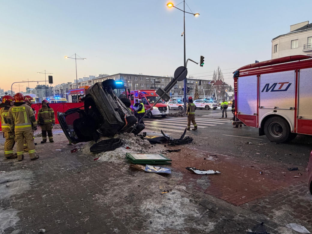 Śmigłowiec ratunkowy na placu Szembeka! Zderzenie samochodów, jeden z nich uderzył w kobietę i dziecko