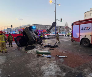 Śmigłowiec ratunkowy na placu Szembeka! Zderzenie samochodów, jeden z nich uderzył w kobietę i dziecko