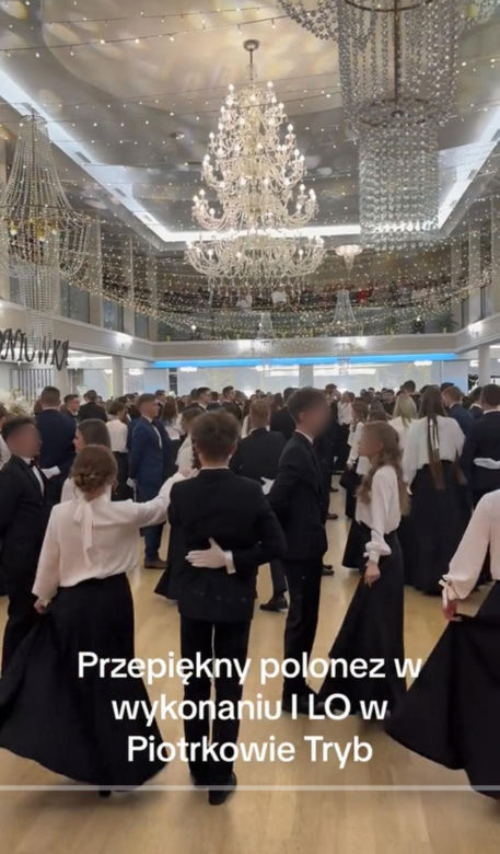 To nagranie ze studniówki zachwyca! Polonez  jak z innych czasów.  Białe bluzki, czarne spódnice