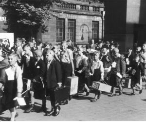 Dzieci polskie ze Śląska Opolskiego w Katowicach w drodze na kolonie letnie w Polsce