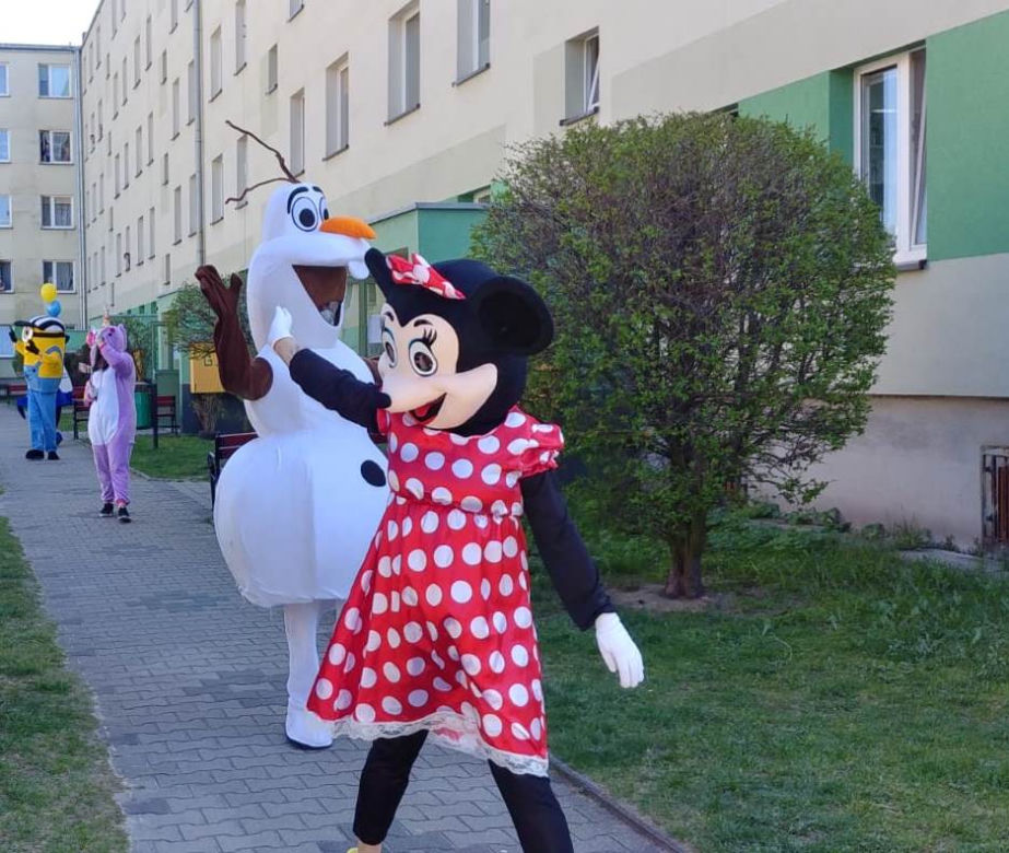 Policja rozweselała dzieci na kwarantannie