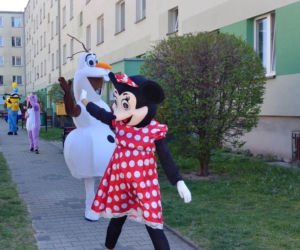 Policja rozweselała dzieci na kwarantannie