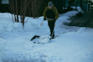 Odśnieżanie posesji – cennik. Jaka cena za godzinę odśnieżania?