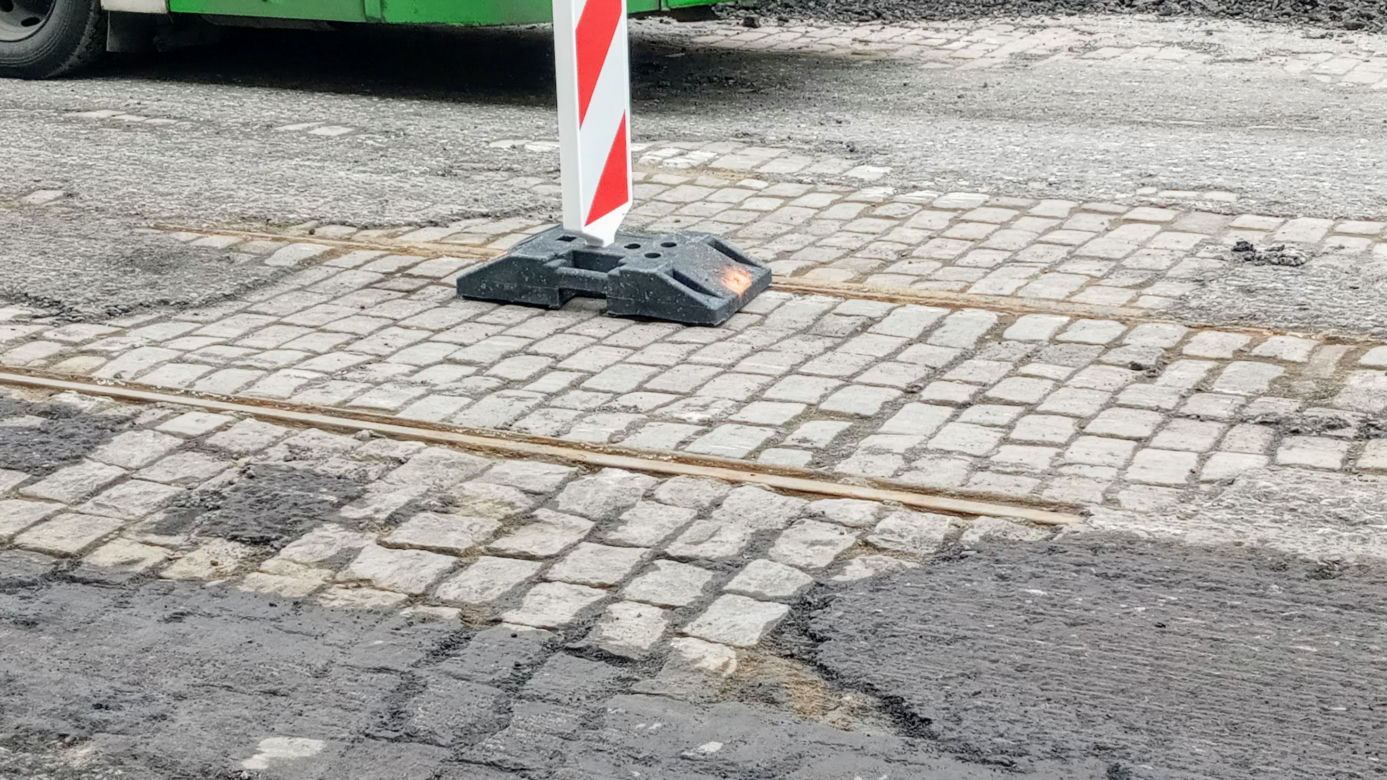 Tory tramwajowe na al. Wojska Polskiego przetrwały pół wieku pod asfaltem