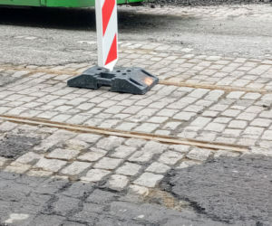 Tory tramwajowe na al. Wojska Polskiego przetrwały pół wieku pod asfaltem