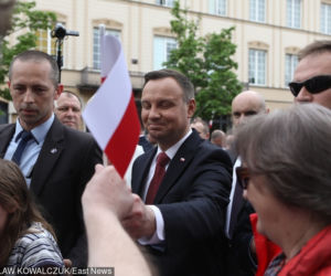 Para prezydencka rozdawała flagi w Warszawie. Tak świętowali dzień flagi