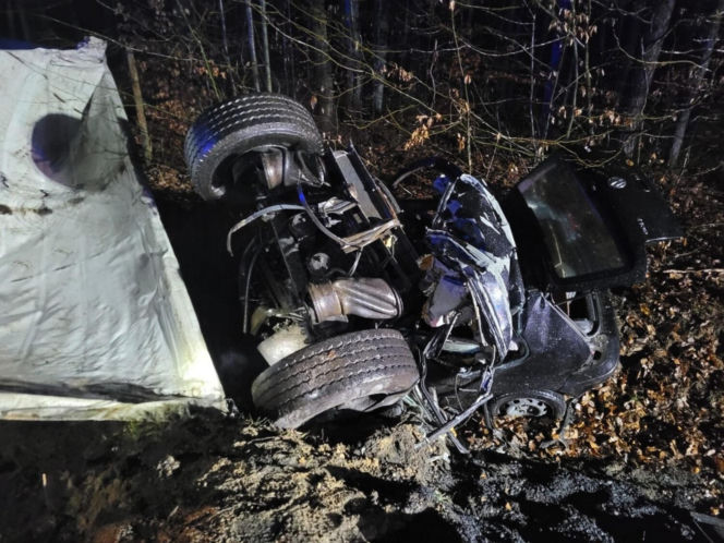 Urwała mu się naczepa i zmiażdżyła osobówkę. Kierowca powędruje do więzienia