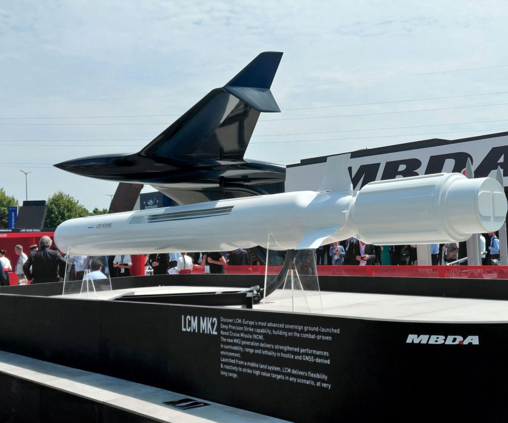 Model pocisku manewrującego Land Cruise Missile (LCM) Mk II z elementami dronów systemu Deluge, zaprezentowany na targach Eurosatory, symbolizuje przełom w hybrydowych rozwiązaniach obronnych. Więcej o nowatorskich technologiach MBDA, takich jak „Potop”, przeczytasz na naszym portalu.
