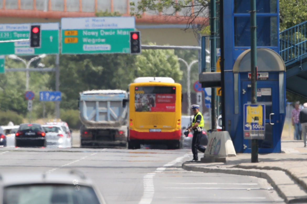 Policjanci kryją się za windą