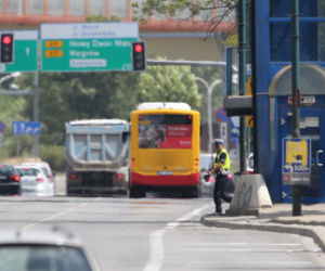 Policjanci kryją się za windą