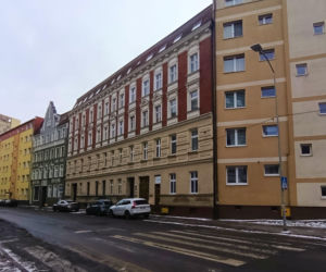 Pierwsze ekipy pojawią się na ul. Emilii Plater jeszcze w tym tygodniu. To początek długo wyczekiwanej przebudowy jednej z ważniejszych ulic w tej części miasta. Na razie jednak kierowcy mogą odetchnąć – wstępne prace nie spowodują żadnych zmian w ruchu.