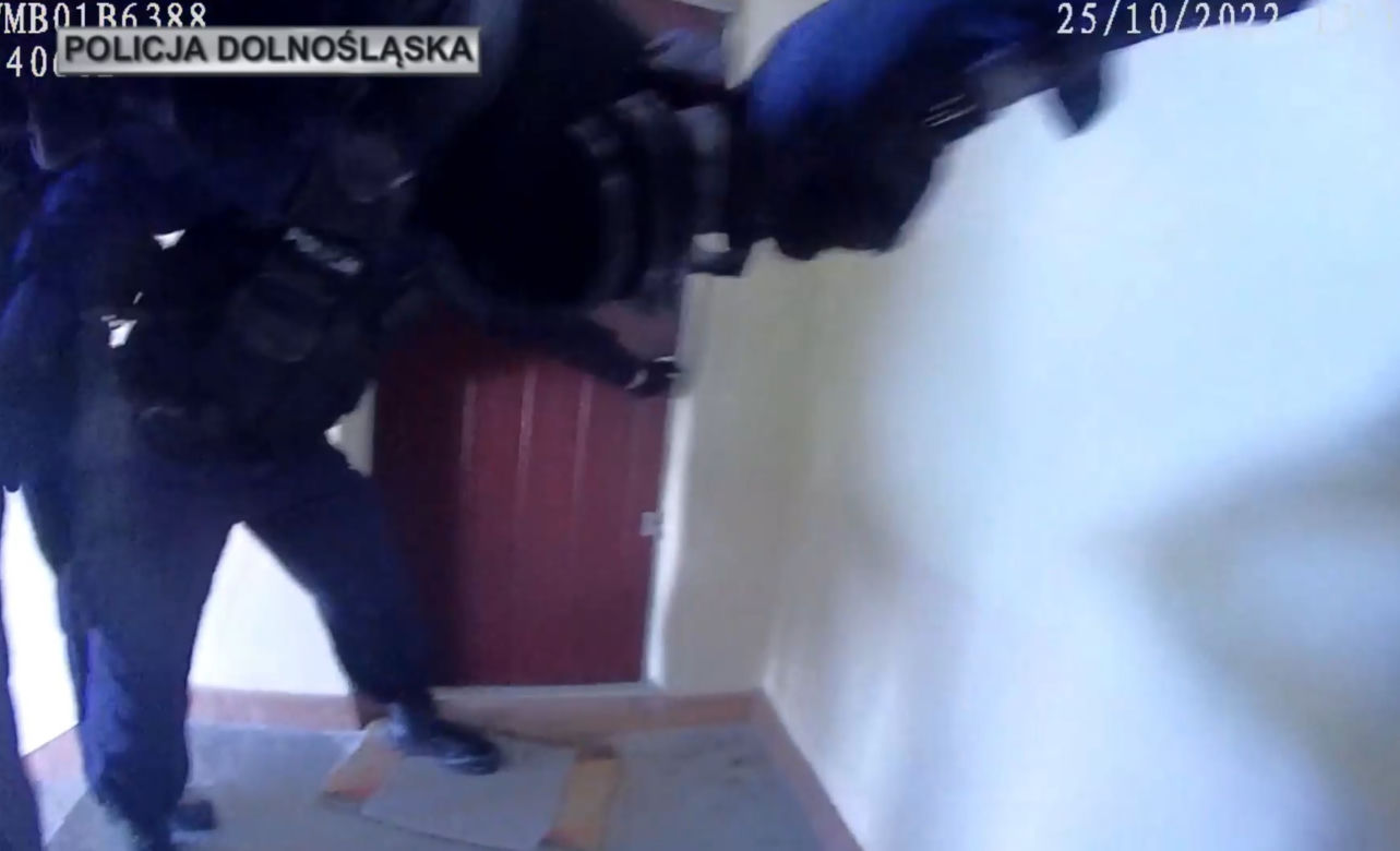 Ranił nożem sąsiada, potem chciał skoczyć z okna