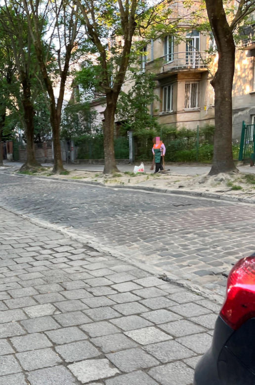 Tak wygląda wojenna rzeczywistość na ulicach Lwowa. Gdy wyją syreny, nikt już nie reaguje. "Boimy się, ale trzeba żyć"