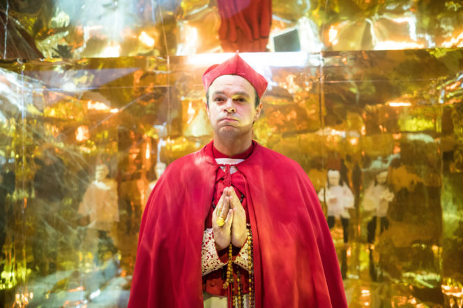 Dawid Ogrodnik w "Prałacie"