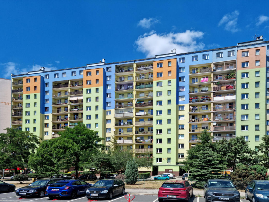 Ta architektura PRL zniknęła z krajobrazu Polski. Kolorowe bloki to dziś rzadkość [ZDJĘCIA]