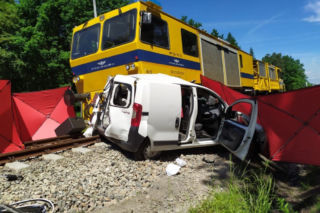 Pociąg zderzył się z samochodem. Zginęła 23-latka. Tragedia w Brzeźnicy