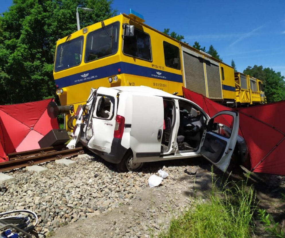 Pociąg zderzył się z samochodem. Zginęła 23-latka. Tragedia w Brzeźnicy