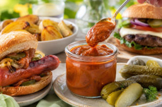 Ketchup z kiszonych ogórków robi się bez gotowania. Kwaśny sos pasuje do grilla lepiej niż cokolwiek innego