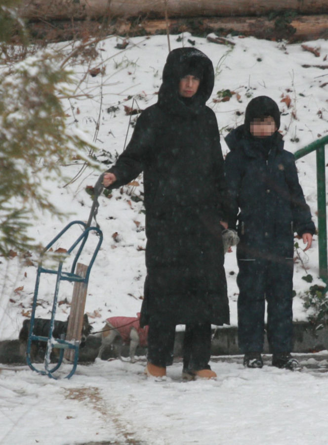 Marta Kaczyńska z synem i psami na sankach w lesie