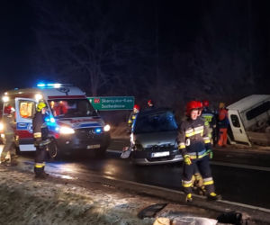PILNE: Zablokowana droga nr 42. Zderzenie dwóch osobówek i dostawczego busa