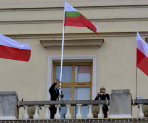 Lublin: Flaga miasta opuszczona do połowy masztu. W południe wybrzmiała „Cisza”