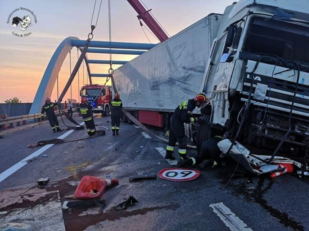 Wypadek na S8, TIR wjechał w drogowców