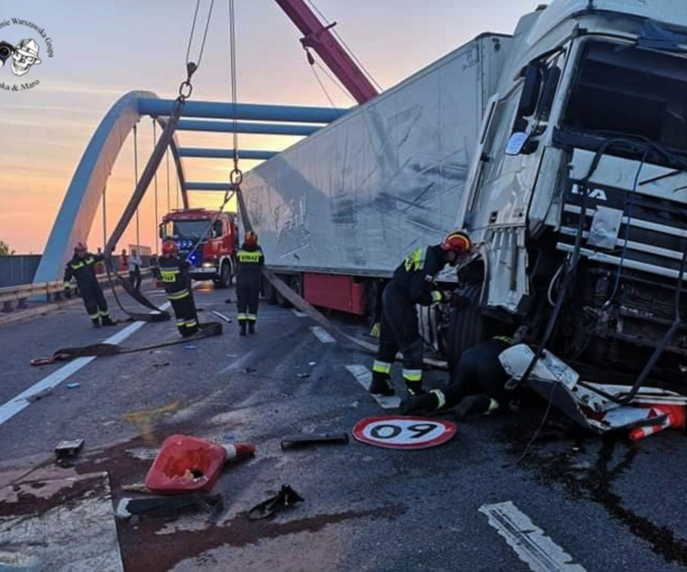 Wypadek na S8, TIR wjechał w drogowców