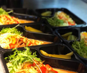 Libero dopłaca do posiłków z restauracji i sprzedaje mieszkańcom za piątaka 