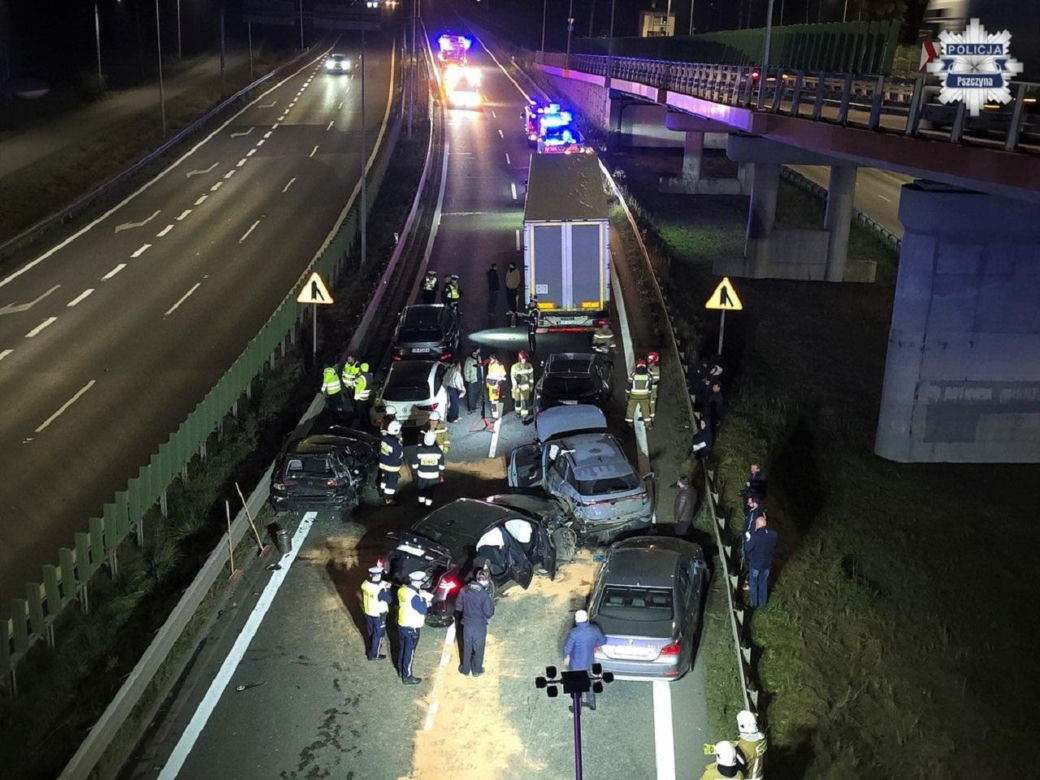 Dantejskie sceny na DK1. W kraksie brało udział 9 pojazdów. Zaczęło się od kierowcy bmw