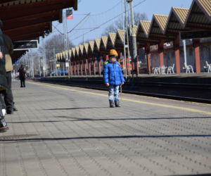 Wojna odbiera im dzieciństwo. Tłumy maluchów wyrwanych z dziecięcego świata na dworcu w Przemyślu [GALERIA]