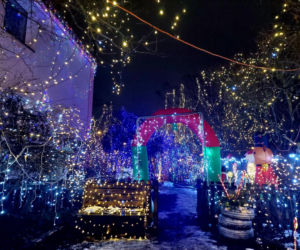 Dom bydgoskich Griswoldów znów rozbłysł. Powieśiliśmy 300 tysięcy lampek. Przygotowywaliśmy jej od lipca!