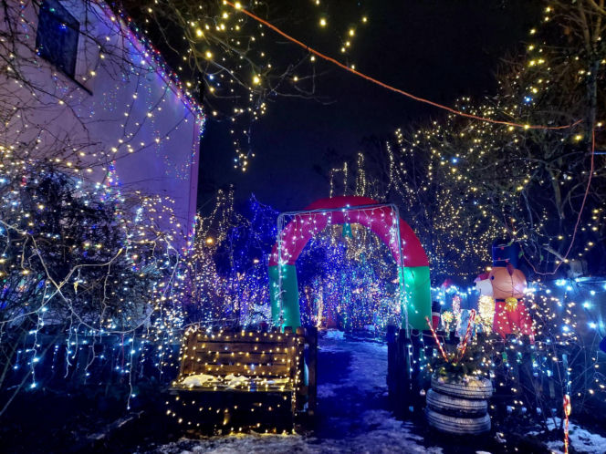 Dom bydgoskich Griswoldów znów rozbłysł. "Powieśiliśmy 300 tysięcy lampek. Przygotowywaliśmy jej od lipca!"